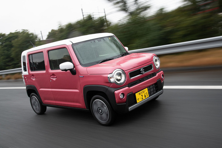 新型「ハスラー」は車両剛性を高めるべく車体に環状骨格構造を採用しているほか、Bピラーやリアフェンダーなどの組み立てに構造用接着剤を用いている。