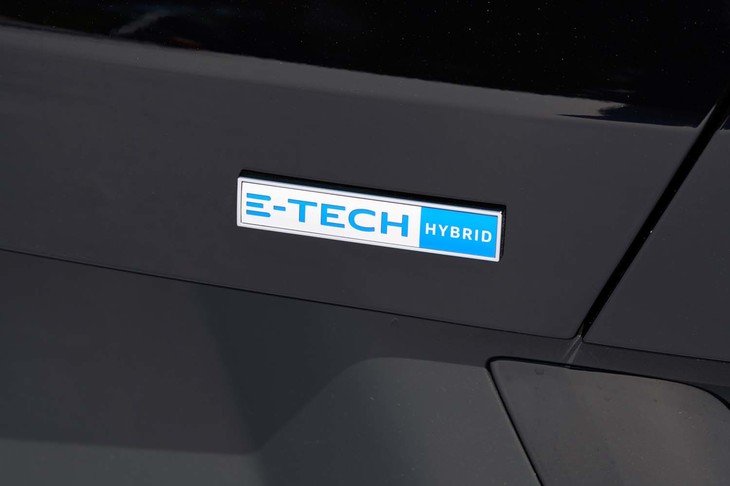 リアに貼られた「E-TECH HYBRID」のバッジ。