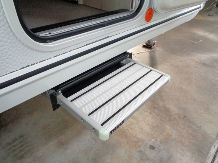 ドア下には格納式のステップが設けられている。大きなグリップと相まって乗り降りはとても楽だ。