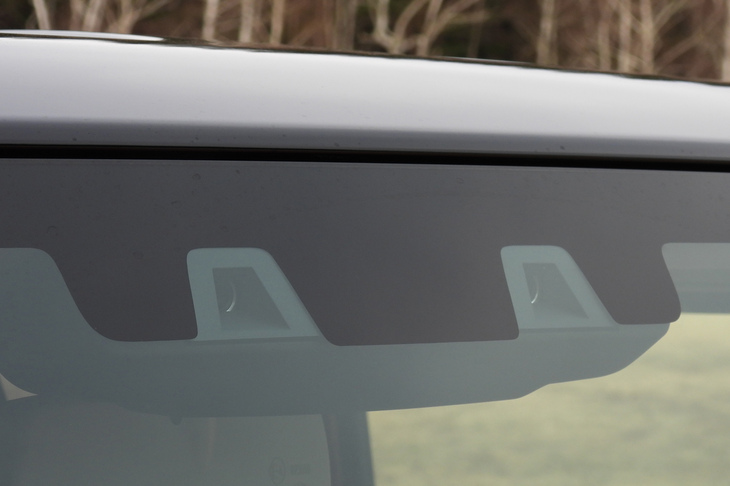 予防安全・運転支援システム「スズキセーフティサポート」のステレオカメラ。