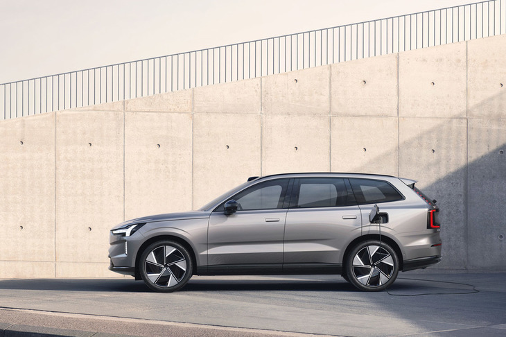 本国仕様車には7色の外装色が設定されている。