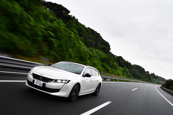 EVモードでの航続可能距離は、WLTCモードで56km。回生ブレーキの強さは2段階に調節できる。