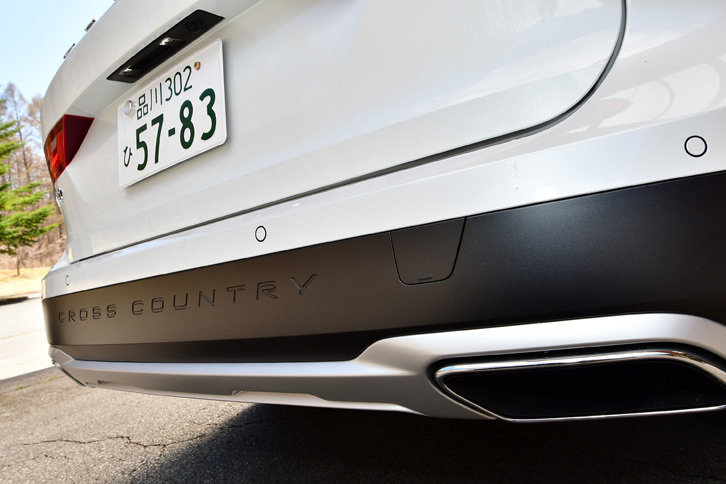 「V90クロスカントリー」専用となる樹脂製のリアバンパーには「CROSS COUNTRY」のロゴが記されている。
	 