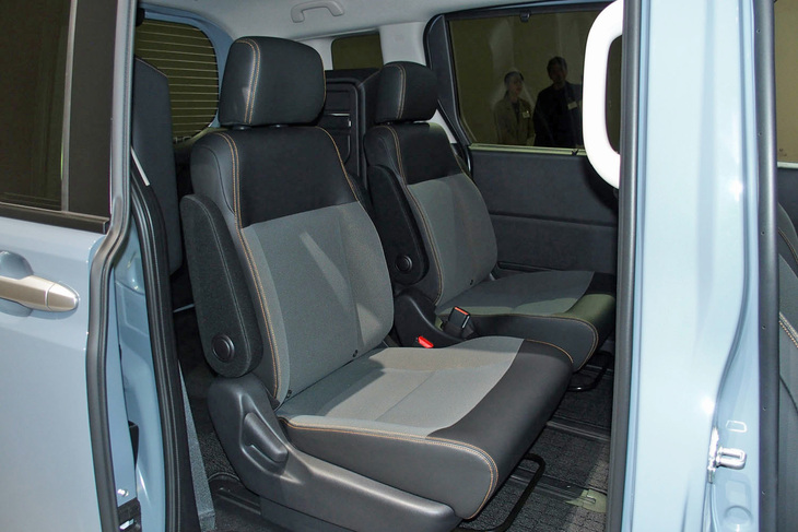 2列目シートは6人乗り仕様の場合、左右が独立したキャプテンシートとなる。写真はブラックとカーキの2トーンカラーでアクティブさを表現したと紹介される「フリード クロスター」のもの。