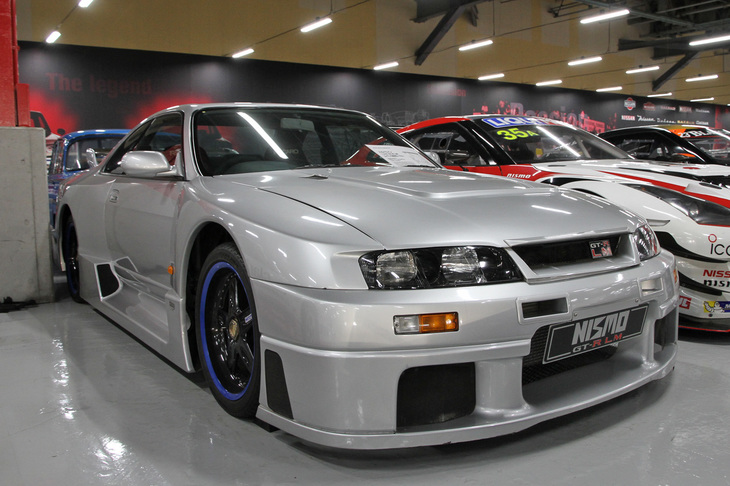 1995年「NISMO GT-R LMルマン公認取得用ロードカー」。1990年を最後に中断していたルマン参戦を95年に再開するにあたり、日産はGTクラスを選択。「スカイラインGT-R」（BCNR33）を大幅にモディファイした「NISMO GT-R LM」を製作して挑むことにしたが、「GTクラスの出走車両は一般公道を走行できるロードカーが存在しなければならない」という規定をクリアする必要があったため、写真のロードカー仕様が1台だけ製作され、英国で登録された。