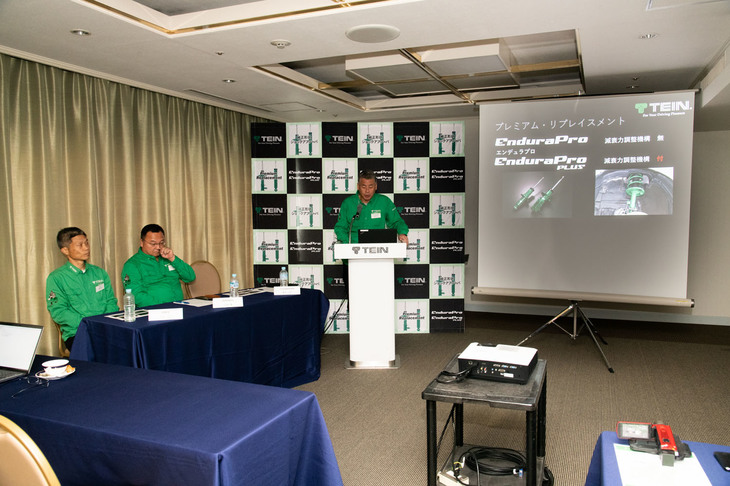 テインの世界戦略や「エンデュラプロ」シリーズの狙いについて説明する、テインの藤本吉郎専務。エンデュラプロの開発に際しては、世界各地で市場調査を実施。クルマが酷使されるモンゴルなどではダンパーの劣化も早く、タイヤとほぼ同じ頻度で交換されていたという。