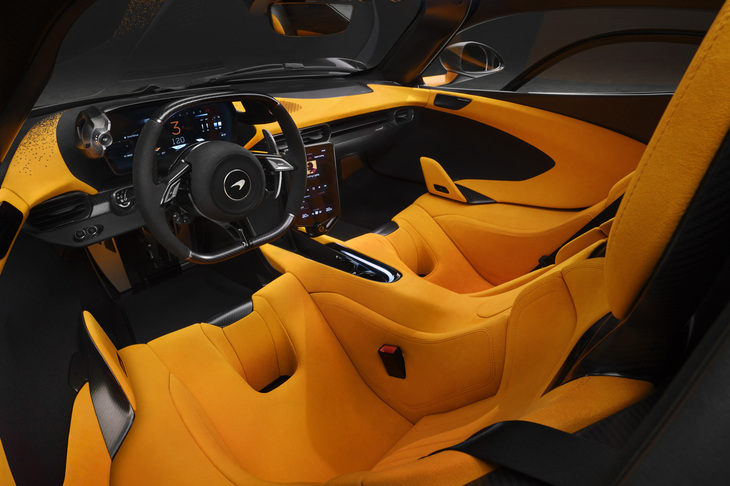 キャビンに備わる左右のシートは、カーボンモノコックのエアロセルにじか付けされる。ドライビングポジションは、メーターナセルとステアリングホイール、そしてフットレストを含むペダルを前後させることで調整できるようになっている。