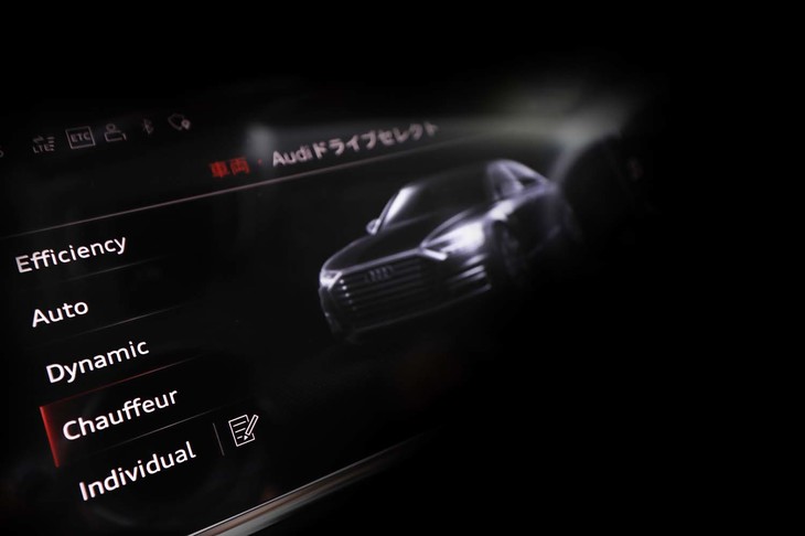 ドライブモードの選択画面。快適な乗り心地が得られる「ショーファーモード」を含む全5種類が選べる。