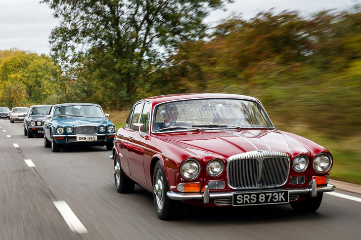 初代「XJ」（シリーズ1）を先頭にパリを目指す車列。