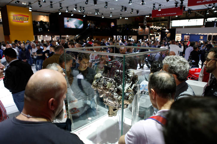 ドゥカティの新型スーパースポーツモデル「パニガーレV4」のエンジンのカットモデル。可動式の模型で、バルブスプリングを持たないデスモドロミック機構がよく分かることから人垣が絶えなかった。ちなみにブース外からここまで辿り着くのに10分以上を要した。