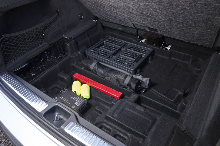 荷室床下の予備収納スペース。折りたたみ式のカーゴボックスをはじめとする、“いざという時役に立つ”アイテムがおさまっている。