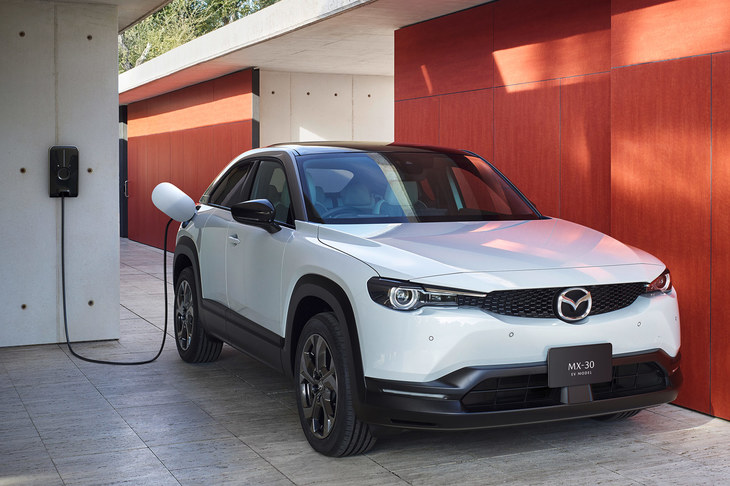 EVとマイルドハイブリッド車がラインナップされた「MX-30」。2022年には、EVにレンジエクステンダー搭載車が追加される予定だ。