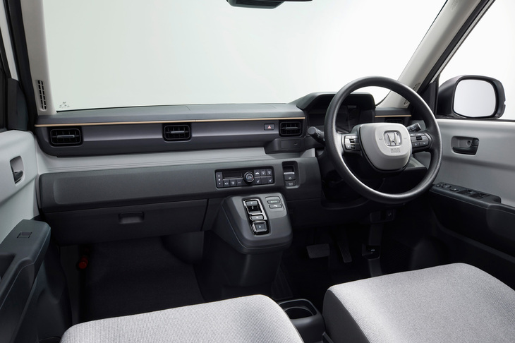 ディスプレイレスをセリングポイントに、すっきりとした「e：G」グレードのインテリア。「N-ONE e：」をいきつけのカフェやスーパーまでの移動手段、そして保育園や学校、最寄りの駅、病院までの家族の送迎グルマと割り切るのであれば、ナビは不要というコンセプトにもうなずける？