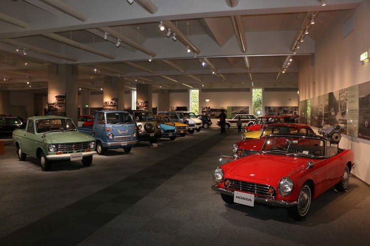 2階北棟には、四輪市販車と汎用（はんよう）製品が展示される。「S800」の心臓を持つ珍しい商用トラック「ホンダP800」など珍しい車種の姿も。