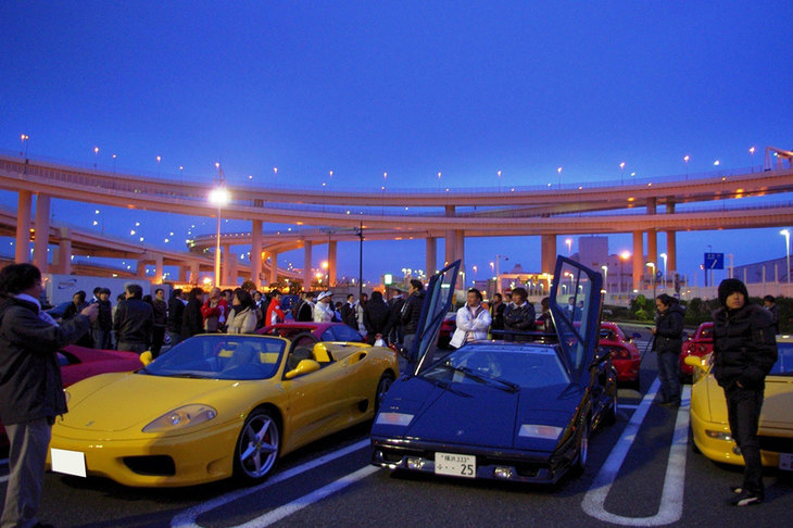 「カウンタック」はサービスエリアでも大人気だった。