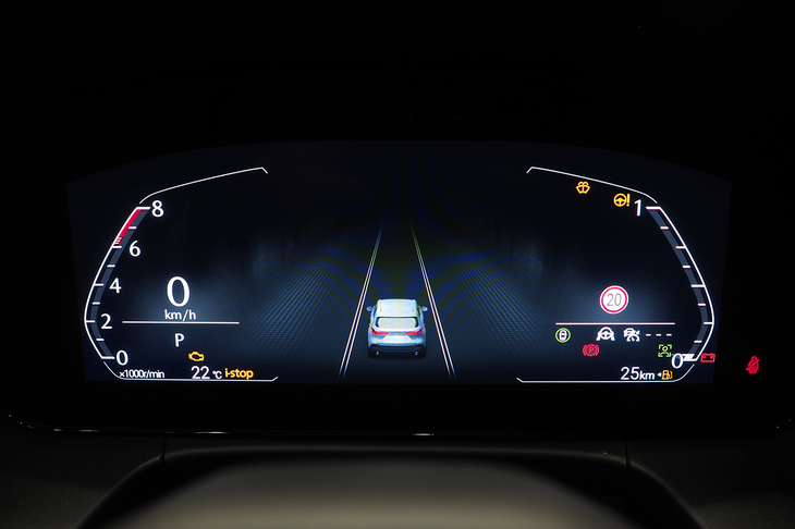 メーターは全面液晶タイプ。レイアウトはちょっとBMWっぽい感じ。