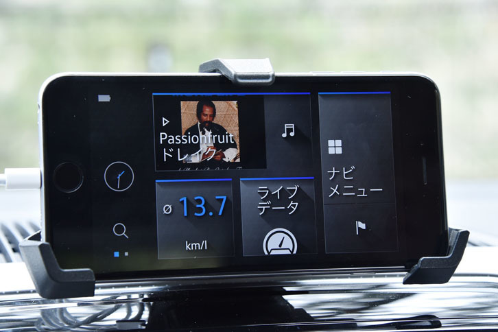 オプションの「インフォテインメントパッケージ」を装着し、専用アプリ「Volkswagen“maps＋more”」をインストールしたスマートフォンをBluetooth接続すると、ナビや走行データを表示できる。スマートフォンのすぐ裏にUSBソケットがあり、車内でケーブルがブラブラしないところは純正ならでは。