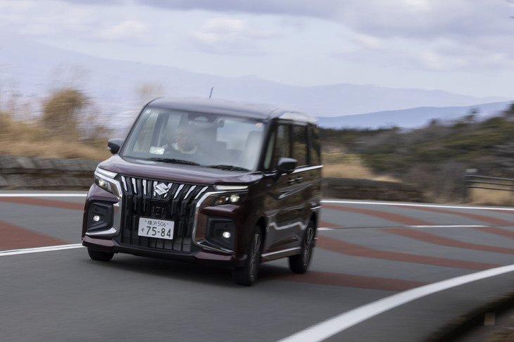 スズキの最新の衝突被害軽減ブレーキ「デュアルセンサーブレーキサポートII」を全車に標準装備。車線維持支援機能なども採用されている。