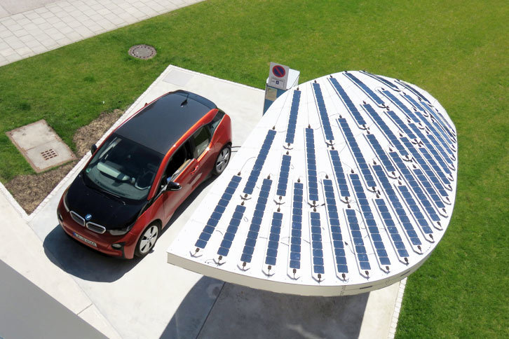 建屋の外に設けられた、電気自動車用の充電ポート。見たところ、発電には太陽光を使っているようである。