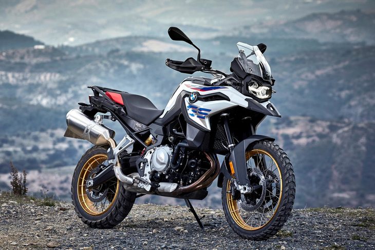 新型車の「F850GS」。φ43mmの倒立式フロントフォークやクロススポークホイール、ブロックパターンのタイヤを装備した、オフロード向けのモデルである。