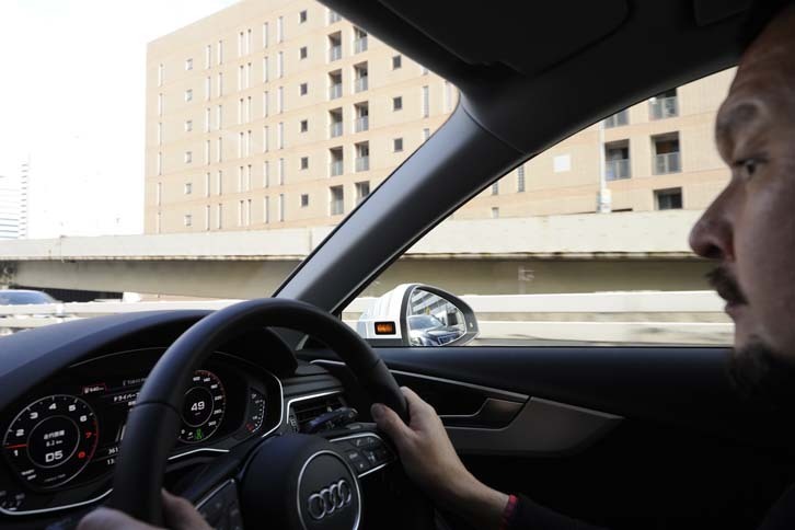 「アウディサイドアシスト機能」は、ドライバーの後方死角から車両が接近すると、ドアミラーの付け根に備えられたLEDランプを点灯させ、警告を発する。