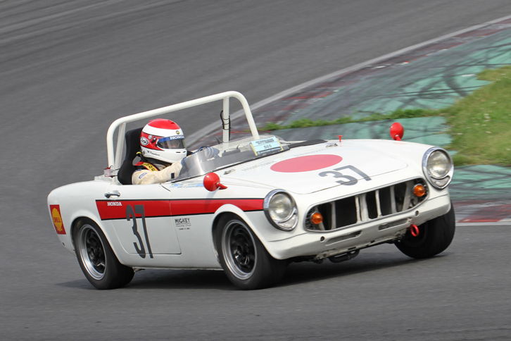 第1期ホンダF1、1966～67年シーズン用の「RA273」に倣ったカラーリングの1965年「ホンダS600」。S65レースで総合6位、クラス1で優勝した。