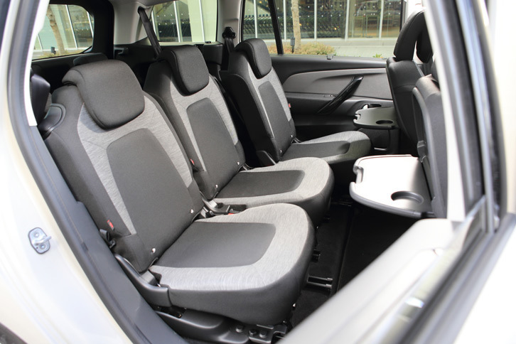 2列目シートの定員は3人で、個別に前後スライドとリクライニングが可能。運転席および助手席の背もたれの背後に取り付けられた折りたたみ式テーブルが利用できる。