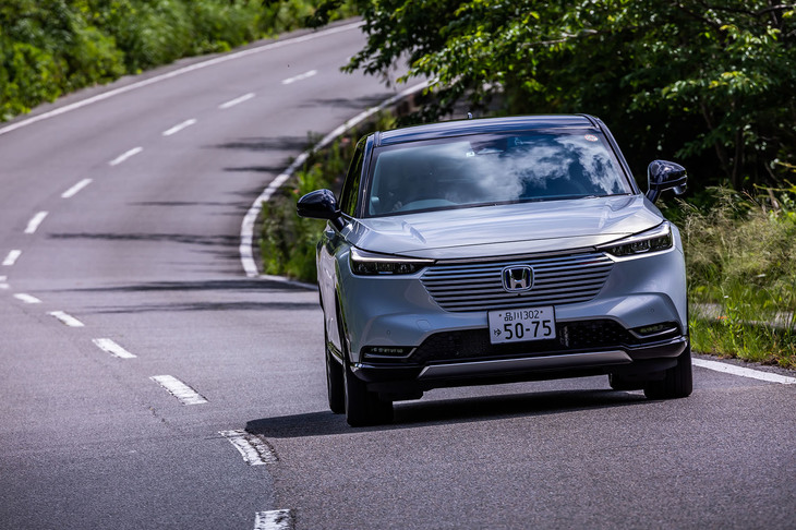 プラットフォームは従来型「ヴェゼル」のものをベースに、剛性アップと軽量化を両立。従来型よりも前後サスペンションを10％柔らかく設定し、リアのダンパーストロークを拡大するなどの改良を施したという。