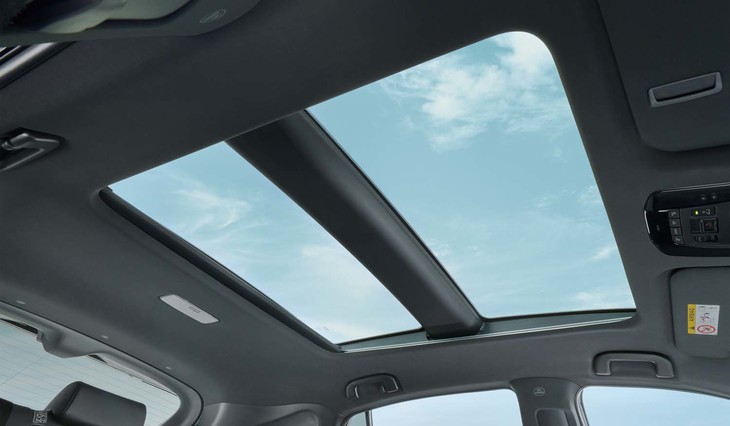 調光パノラマルーフは、19万8000円のオプション。ただし、上級グレード「Z」「Z“レザーパッケージ”」でしか選べない。