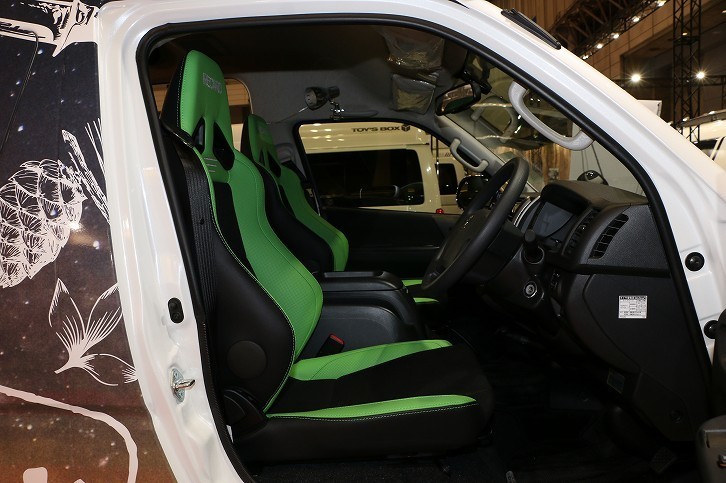 意外にも、さまざまなキャンピングカーにレカロシートが……。長距離移動の機会が多く、クルマ好きのオーナーが多いことから、ニーズは高いという。