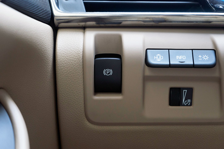 サイドブレーキはダッシュボードの左端。センターコンソールまわりに配置されているクルマにばかり乗ってきたので、見つけるのにちょっと時間がかかった。