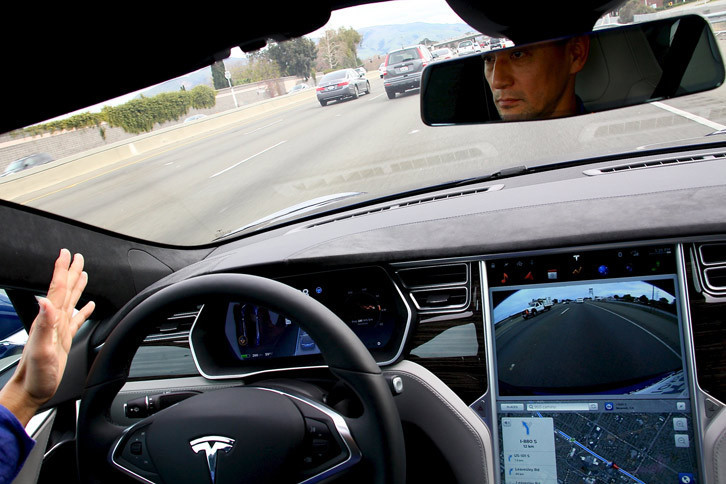 高速道路でしか使ってはいけないことになっている「テスラ・オートパイロット」だが、実際には白線がしっかり引かれている場所なら、一般道でも十分に使えるだけの機能を備えている。