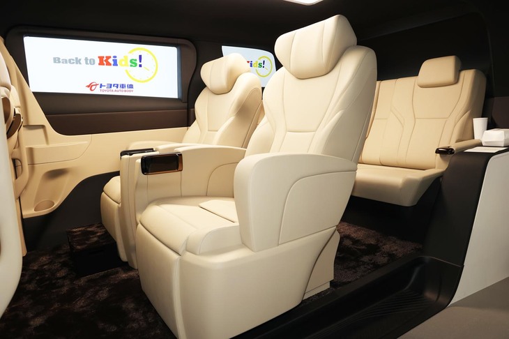 近づいてみれば、ミニバンの室内の再現サンプル。シートは立派だが、それ以外に特筆すべき点はない。