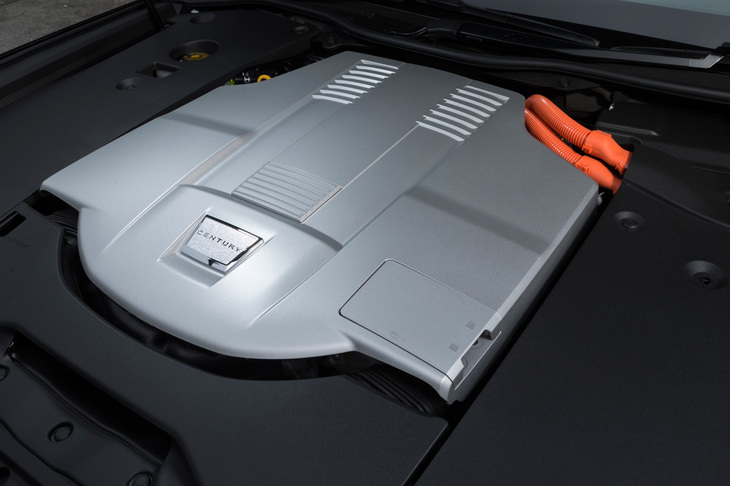 381psの5リッターV8に、224psのモーターを組み合わせたハイブリッドシステムを採用する。使用燃料はハイオクガソリン。燃費はJC08モードで13.6km／リッターを記録する。