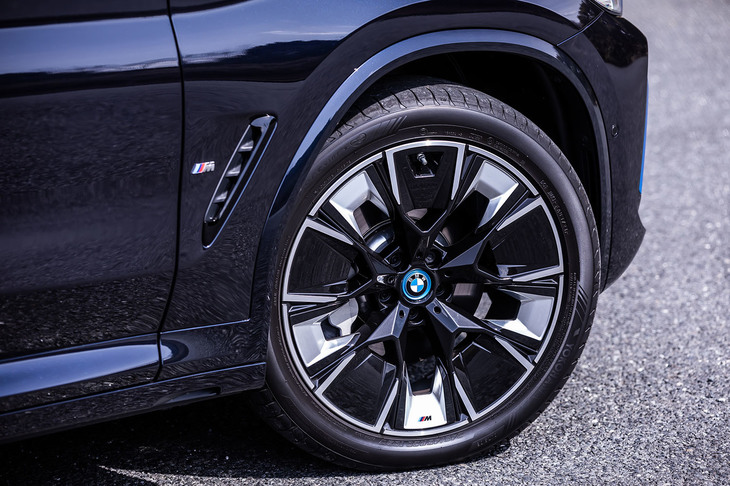 「iX3 Mスポーツ」で標準装備となる20インチの「エアロダイナミックホイール」に、前245/45R20 、後ろ275/40R20サイズの「ヨコハマ・アドバンスポーツV107」タイヤが組み合わされていた。