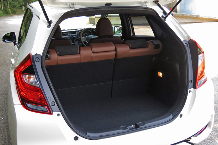 ホンダ・フィット ハイブリッドL Honda SENSING（ラゲッジルーム）