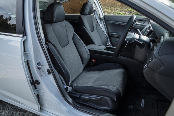 ファブリック表皮が用いられた「LX」のシート。電動調整機構の設定はないが、運転席と助手席にはシートヒーターが標準装備される。