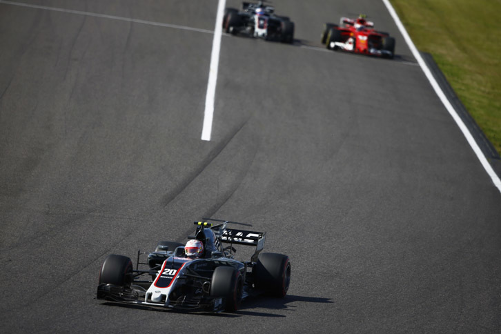 コンストラクターズランキング7位のルノーを追いかけていた同8位のハースは、ケビン・マグヌッセン（写真前）8位、ロメ・グロジャン9位と鈴鹿でダブル入賞を果たし、ルノーを1点差で逆転した。本拠地のアメリカGPに、最良のお土産を持って帰ることになった。（Photo=Haas）