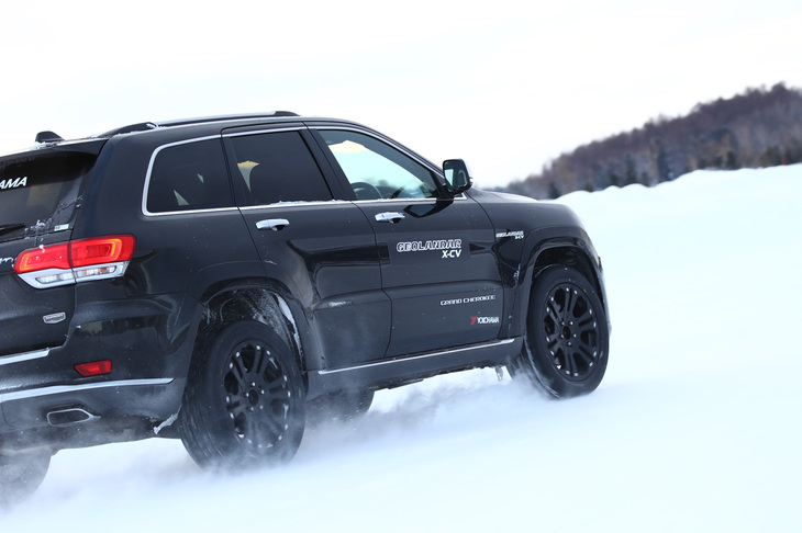 ターンパイクでの試乗とは別に、北海道で「ジオランダーX-CV」の雪上性能を試すことができた。横浜ゴムでは「急な降雪などに対応する緊急避難的な性能」と説明していたが、「ジープ・グランドチェロキー」との組み合わせでは、期待以上の雪上走破性能をみせてくれた。