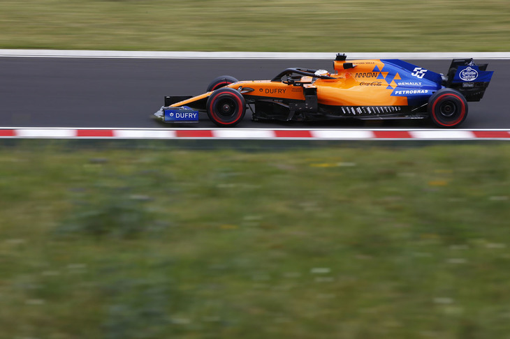 3強チーム以外の「ベスト・オブ・ザ・レスト」の地位を固めつつあるマクラーレンは、2台そろって予選Q3に進出、ランド・ノリスが7位で、カルロス・サインツJr.（写真）は8位。サインツJr.は1周目でノリスを抜き、またボッタス、ガスリーが遅れたことで5位に上がりチェッカードフラッグ。ノリスはピットストップで手間取って順位を落とすも9位に入り、チームはダブル入賞を果たした。これでランキング4位のマクラーレンはポイントを82とし、5位ルノーとの差は39点となった。（Photo=McLaren）