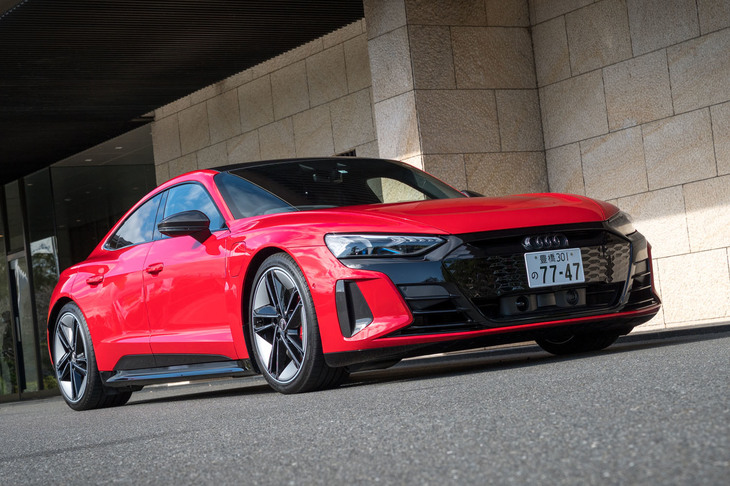 「アウディe-tron GT」は「ポルシェ・タイカン」と基本構造を共有する電動スポーツカーだ。
