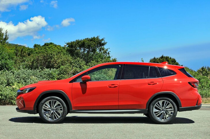 ボディーサイズは全長×全幅×全高＝4770×1820×1570mmと、専用の外装パーツの装着により、全長・全幅がわずかに拡大。最低地上高が高められた関係で、車高は70mmもアップした。