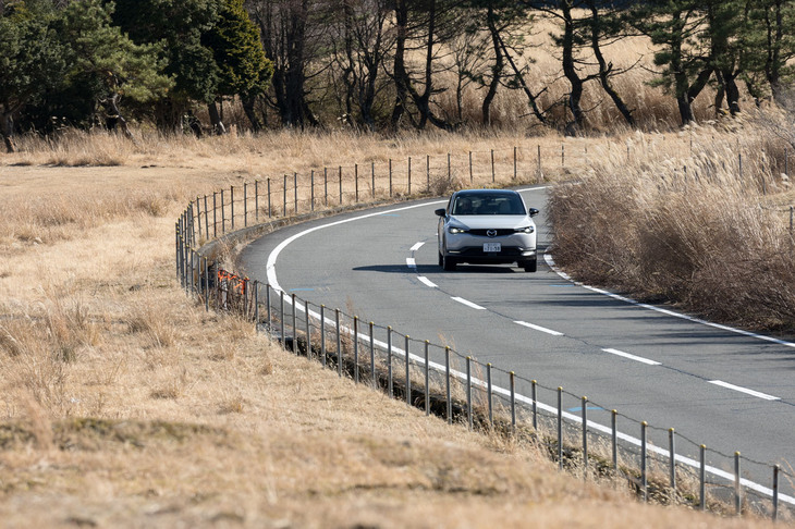 今回の試乗車は「マツダMX-30ロータリーEV」の「モダンコンフィデンス」（478万5000円）。温かな風合いの内装を特徴とするグレードだ。