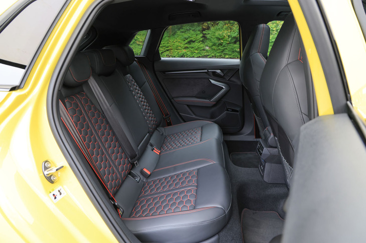 「RSデザインパッケージ レッド」が選択された「RS 3スポーツバック」の後席。フロントシートと同様に、リアシートの表皮にも赤い「エクスプレスレッドステッチ」が入る。背もたれには40：20：40の分割可倒機構が備わる。