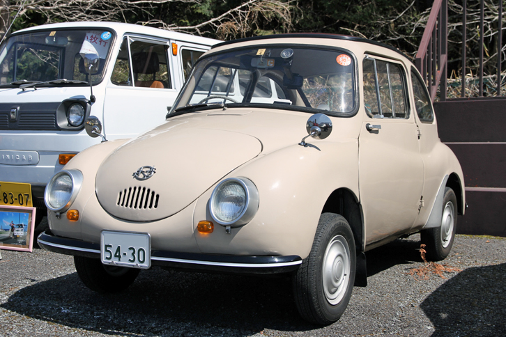 今年還暦（生誕60周年）を迎える「スバル360」。これは俗に“出目金”と呼ばれる初期型である。