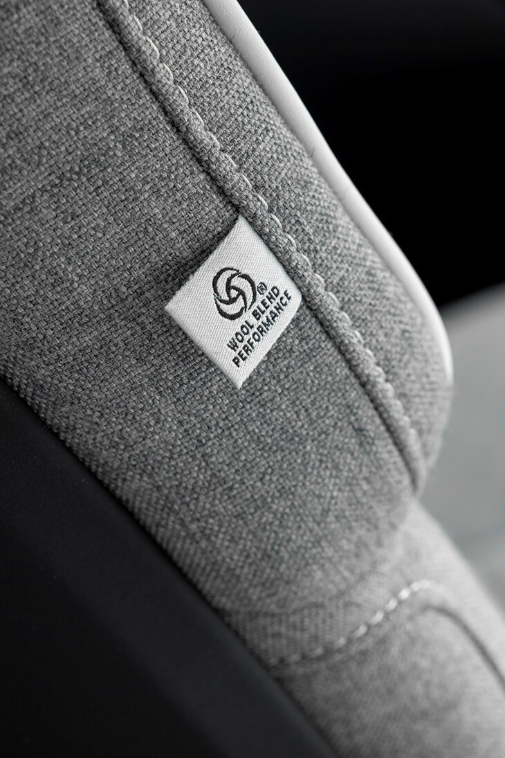 「ボルボXC90」の「ウールブレンド・パフォーマンス」タグ。