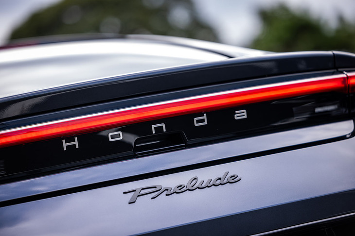 新型「ホンダ・プレリュード」は4人乗りのモノグレード設定。リアに備わるエンブレムのデザインは、4代目プレリュードのエンブレムがベースになっている。車両本体価格は617万9800円。