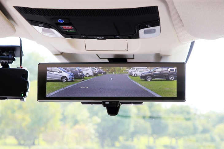 デジタルインナーミラーは上級グレードである「アドバンス」（＝試乗車）専用装備。
