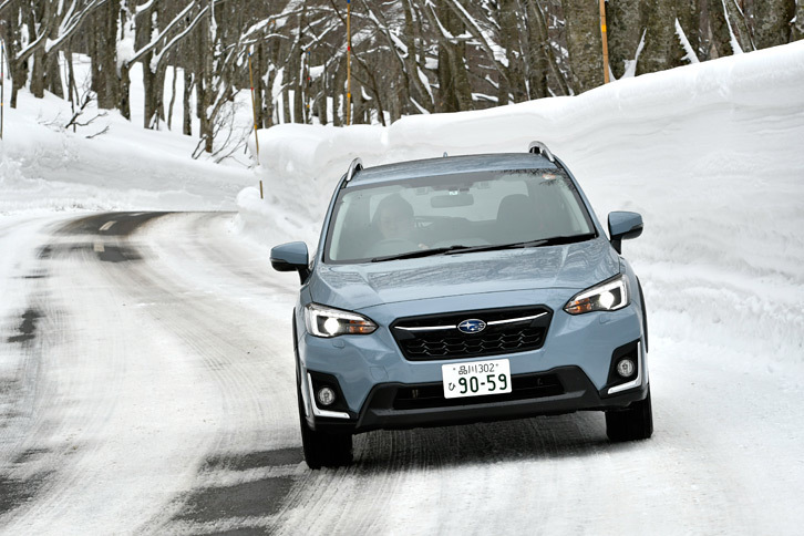 新型「XV」はSUVとして十分な200mmの最低地上高を確保。また、雪道での発進時や急な下り坂などで4輪の駆動力やブレーキなどを適切にコントロールする「X-MODE」も、一部グレードを除き標準装備されている。