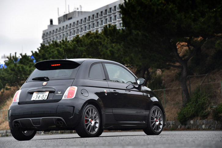 ボディーカラーは、テスト車に採用されていた「ネオスコルピオーネ」を含む、全4色の設定。